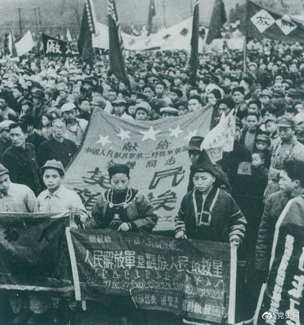 1949年11月15日，贵州解放。图为苗族同胞向人民解放军部队献旗。