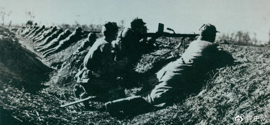 　1948年11月23日至12月15日，淮海战役第二阶段，中原野战军在华东野战军配合下，全歼国民党军第12兵团——黄维兵团。图为主攻部队一部在前沿阵地上。