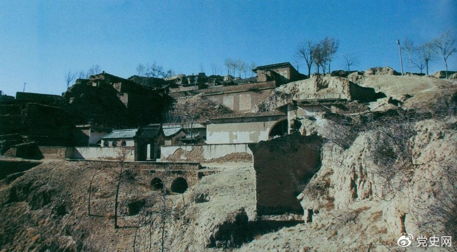 陕西米脂县杨家沟。这是1947年11月22日至1948年3月21日毛泽东、周恩来和任弼时转战陕北时的住地。