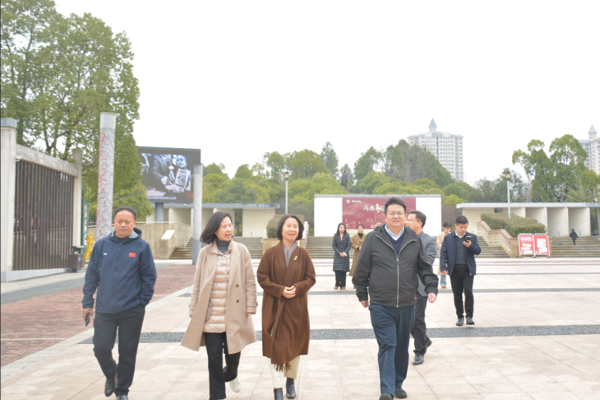 市文旅广体局领导班子走访慰问全体干部职工